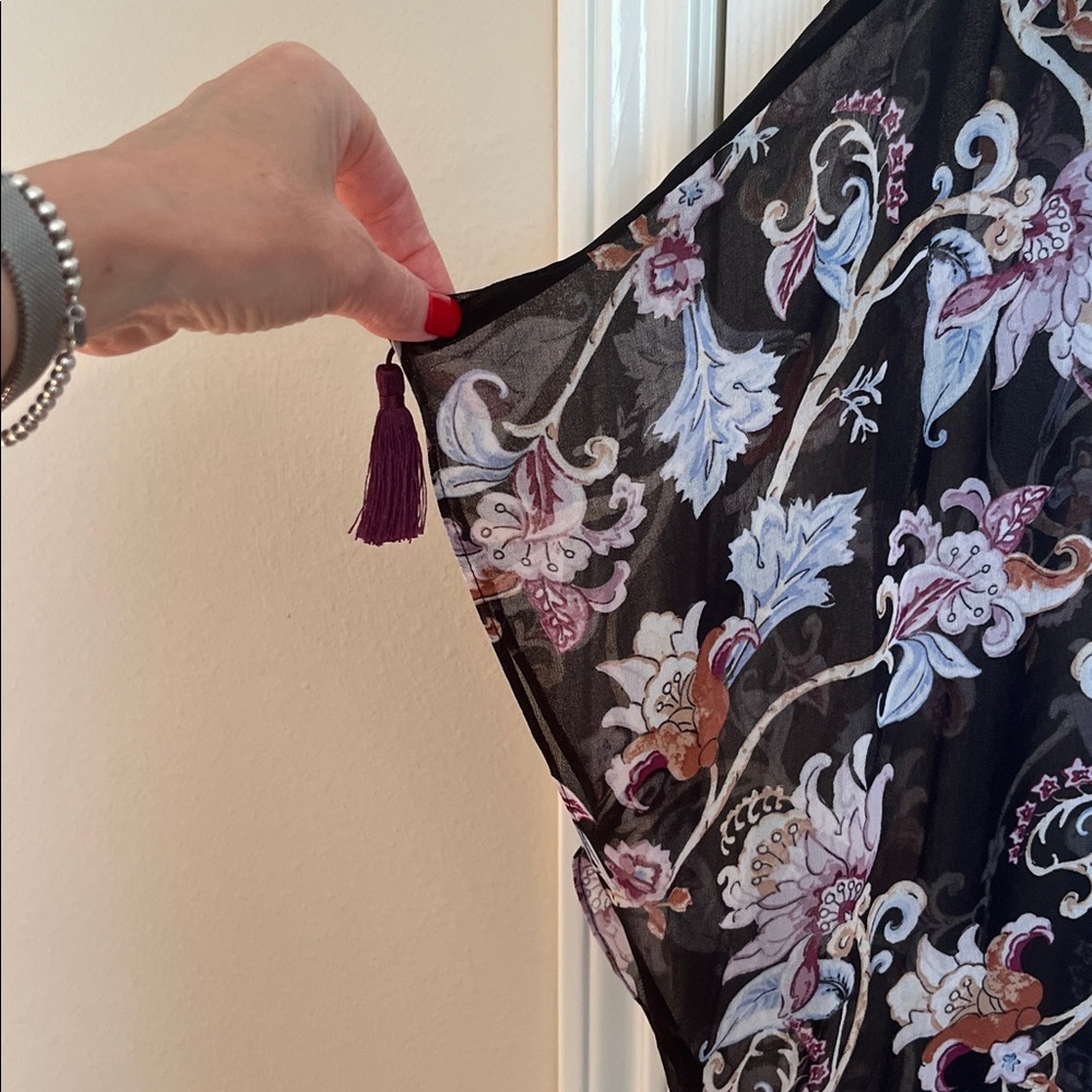 White House Black Market Floral Tassel Kimino - Picture 5 of 8